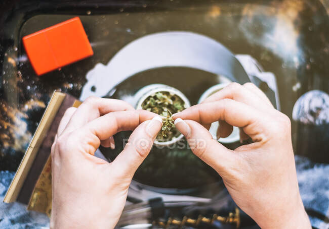 Frau bereitet Marihuana-Joint vor — Stockfoto