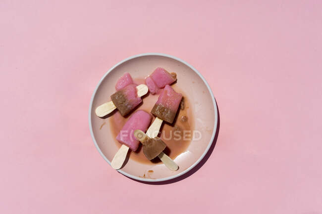 Popsicles fondues couchées dans un bol — Photo de stock