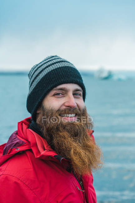 Homme barbu en vêtements chauds — Photo de stock