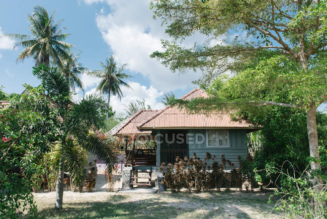 Petite maison en bois tropicaux — Photo de stock