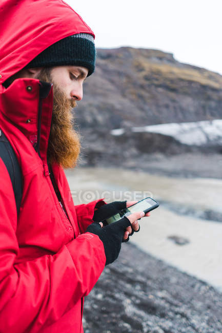 Mann nutzt Smartphone in der Natur — Stockfoto