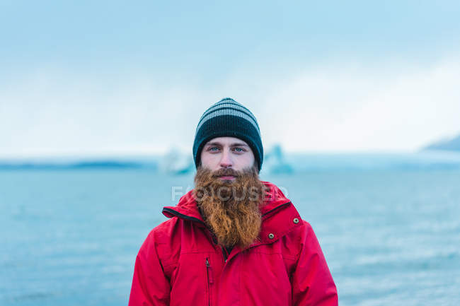 Bärtiger Mann in warmer Kleidung — Stockfoto