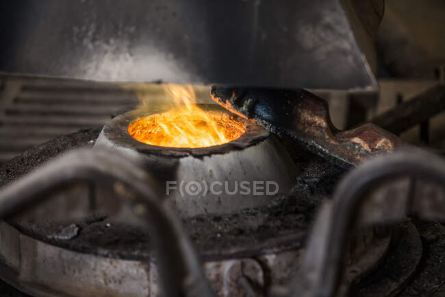 Crop Ansicht der Schmiede Ofen mit einem brennenden Feuer in Metallgießerei — Stockfoto