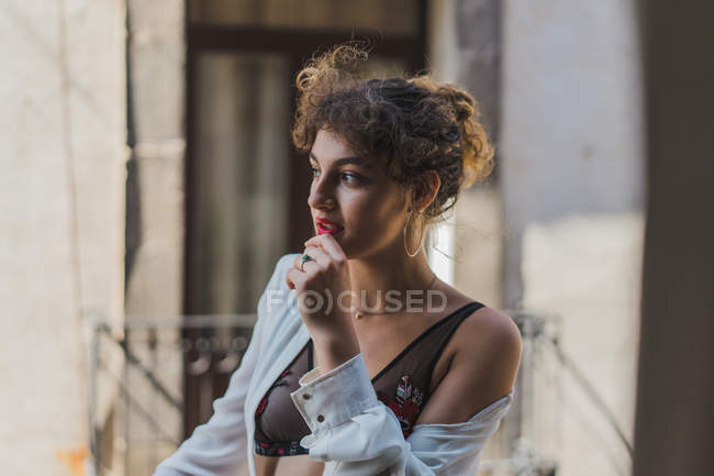 Tender girl en lingerie debout sur la terrasse — Photo de stock