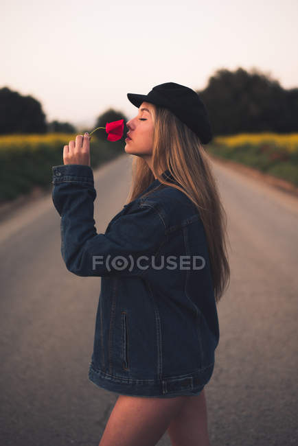 Mulher cheirando flor — Fotografia de Stock