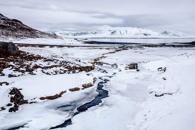 Paesaggio roccioso innevato — Foto stock