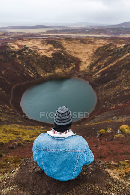 Чоловік дивиться на маленьке озеро — стокове фото