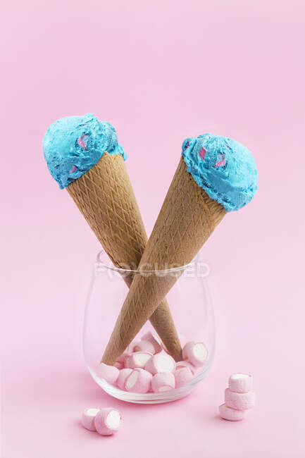 Blaues helles Eis serviert in Waffelkegel mit Marshmallow im Glas. — Stockfoto