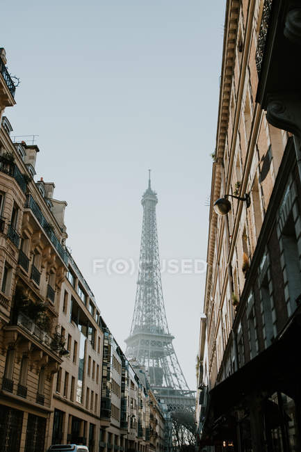 Straße mit traditionellen Gebäuden und Eiffelturm, Paris, Frankreich — Stockfoto