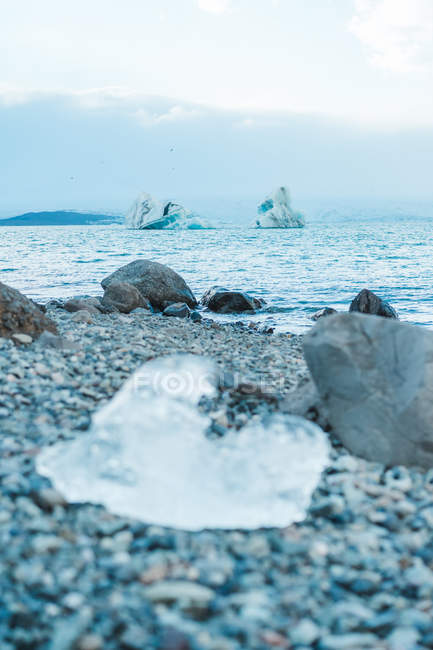 Gelo grumos na água — Fotografia de Stock
