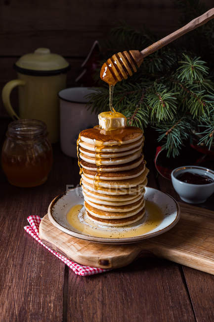 Pilha de panquecas com mel e manteiga — Fotografia de Stock