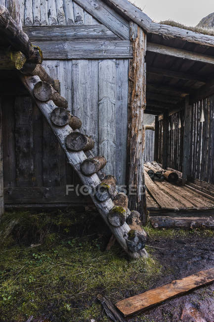 Vecchia casa in legno dopo la pioggia — Foto stock