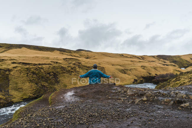 Homem de pé no rio na natureza — Fotografia de Stock