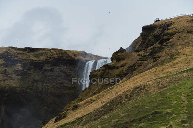 Удаленный водопад среди скал — стоковое фото