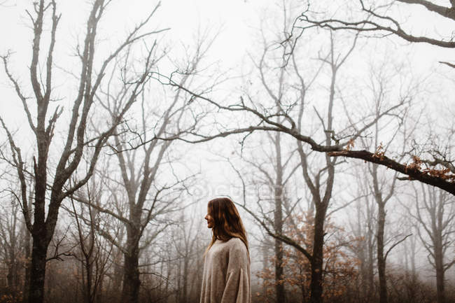 Femme debout dans la forêt — Photo de stock