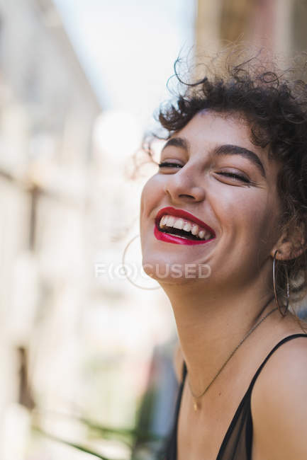 Femme riante avec rouge à lèvres portrait — Photo de stock