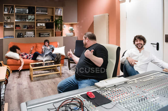 Directores de sonido trabajando en un estudio de grabación - foto de stock