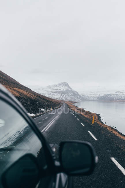 Carro dirigindo na estrada fria escura — Fotografia de Stock