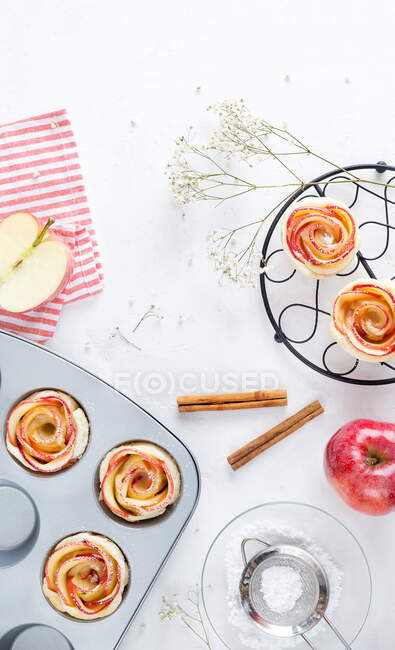 Leckere frisch gebackene Rosen aus roten süßen Äpfeln. — Stockfoto