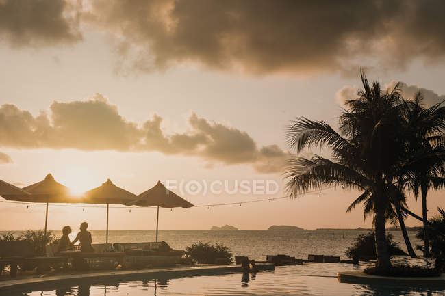 Casal sentado à beira-mar — Fotografia de Stock