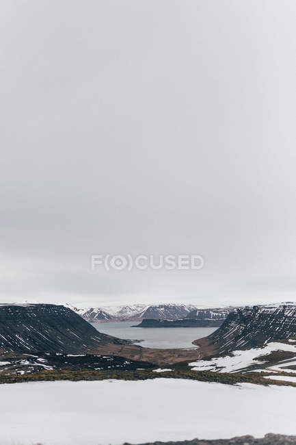 Land with snowy spacious terrain and mountains — Stock Photo