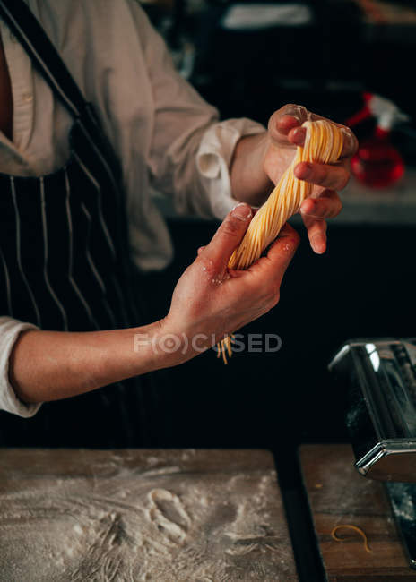 Koch macht Spaghetti — Stock Photo
