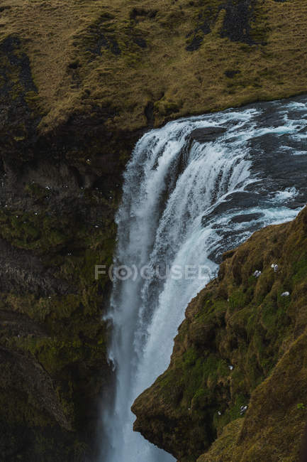 Huge waterfall and cliffs — Stock Photo