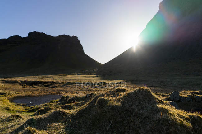 Sol brilhando entre montanhas — Fotografia de Stock