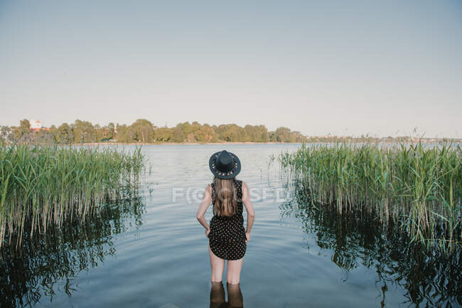 Donna elegante in sole luminoso sulla riva — Foto stock