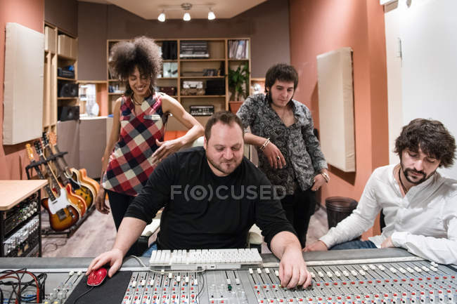 Direttori del suono che lavorano in studio di registrazione — Foto stock