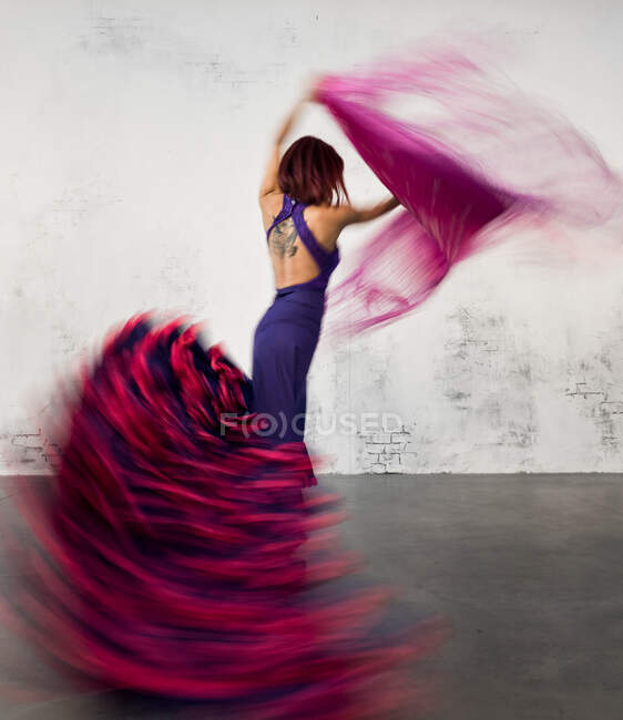 Danseuse de flamenco en action avec le costume de danse typique espagnol. Grande vitesse et mouvement. — Photo de stock
