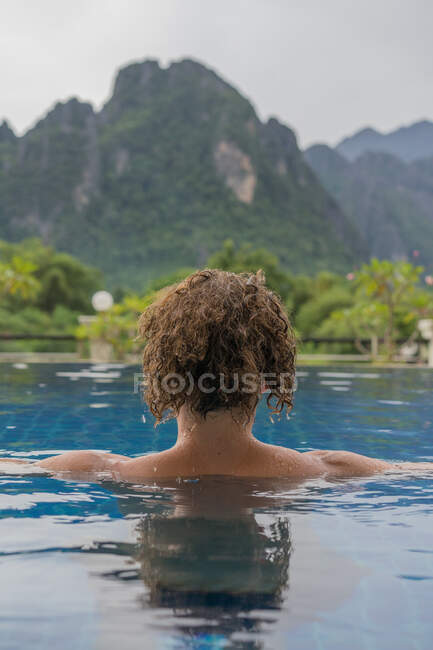 Homme nageant dans la piscine — Photo de stock