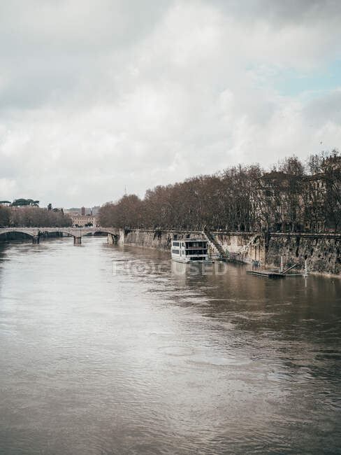 Vista del molo sul fiume — Foto stock