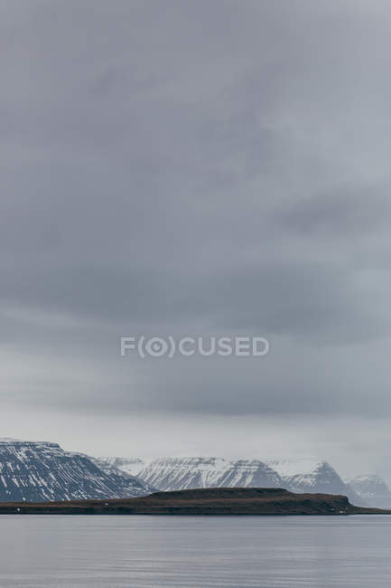 Montañas rocosas ligeramente nevadas - foto de stock