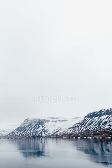 Montagnes rocheuses légèrement enneigées — Photo de stock