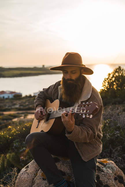 Mann spielt Gitarre auf Rock — Stockfoto