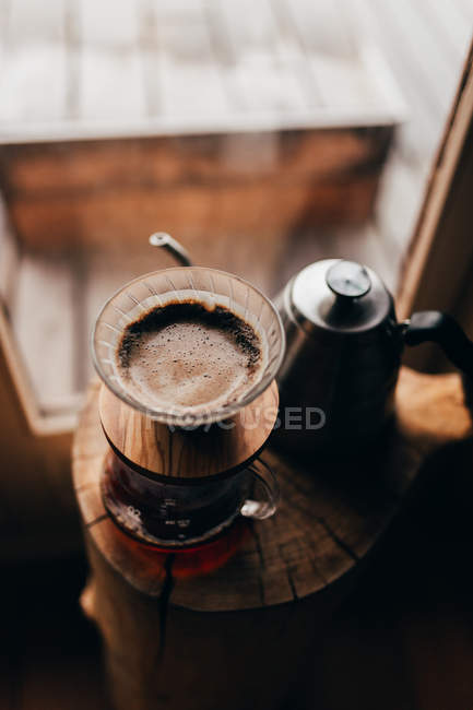 Kaffee in Kanne mit Filter gießen — Stockfoto