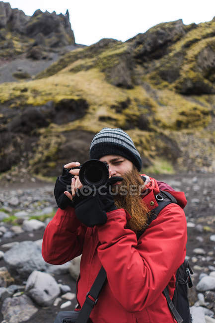 Homem tirando fotos da natureza — Fotografia de Stock