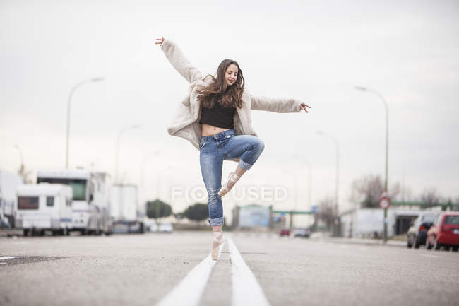 Ballerina che balla su una gamba — Foto stock