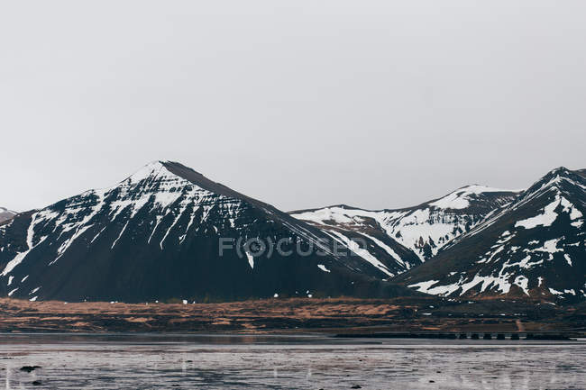 Горы в снегу и тумане — стоковое фото