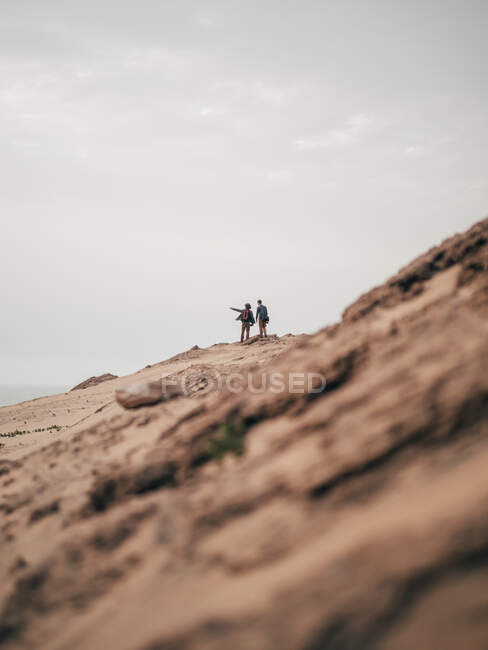 Touristen auf sandigem Hügel — Stockfoto