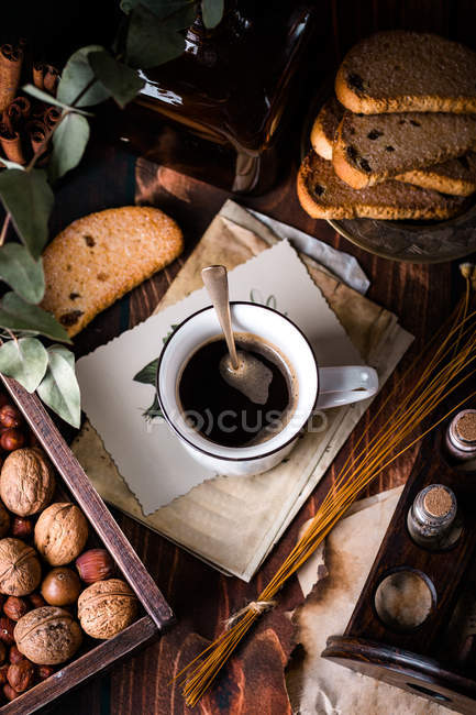 Taza de café sobre papel - foto de stock