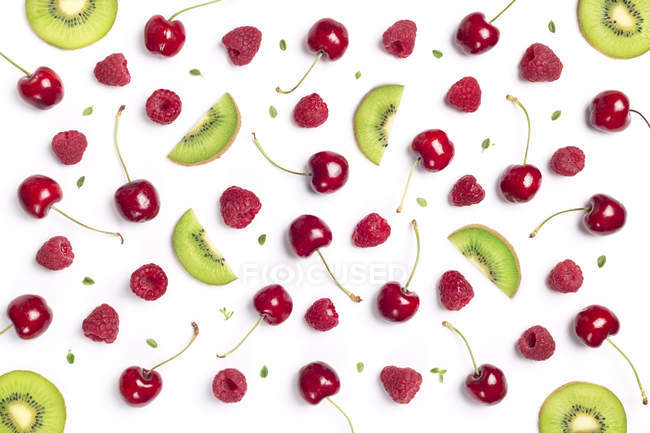 Cherries with raspberries and kiwi slices — Stock Photo