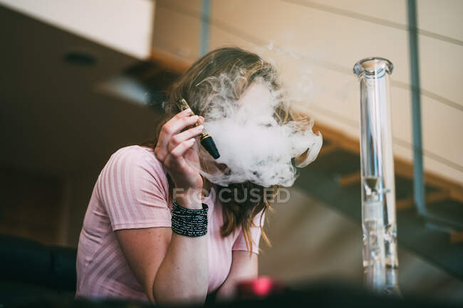 девушка курит марихуану фото