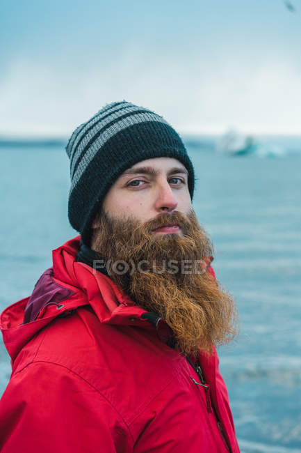 Бородатый мужчина в теплой одежде — стоковое фото