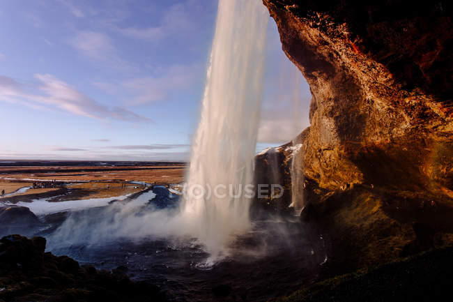 Waterfall splashing from cliff — Stock Photo