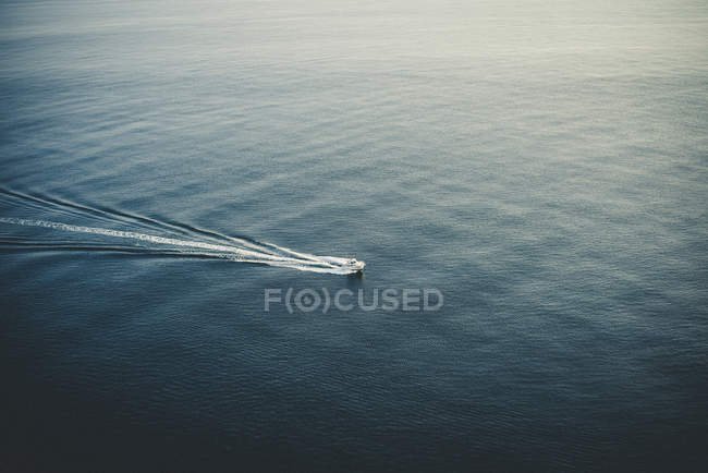 Barca in movimento sulla superficie del mare — Foto stock