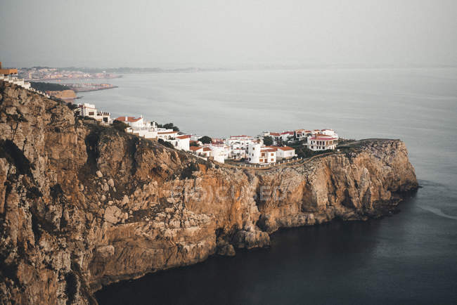 Деревня на скале над морем — стоковое фото