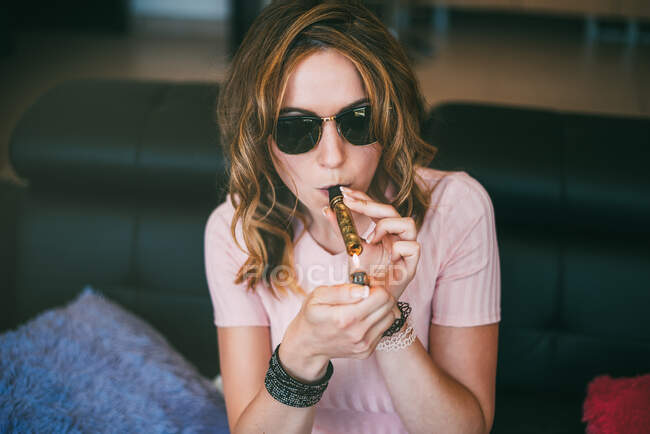Donna fumare marijuana in un vetro smussato — Foto stock