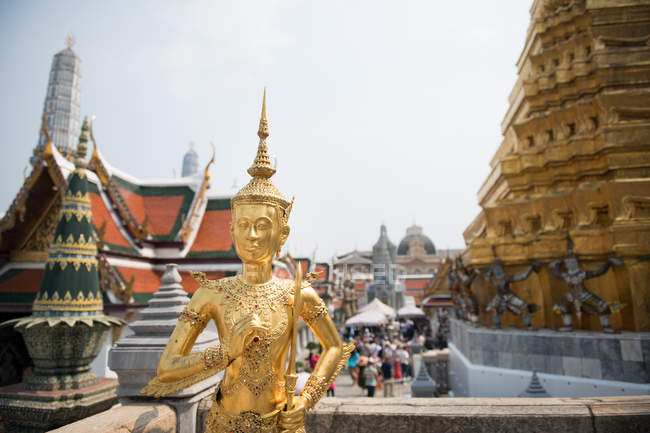 Statue dorée dans le palais — Photo de stock